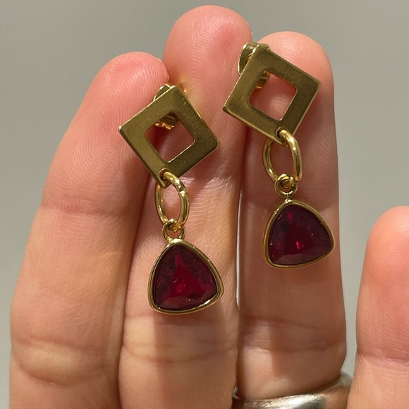 Ruby red gemstone dangle gold earrings - Picture 2 of 4